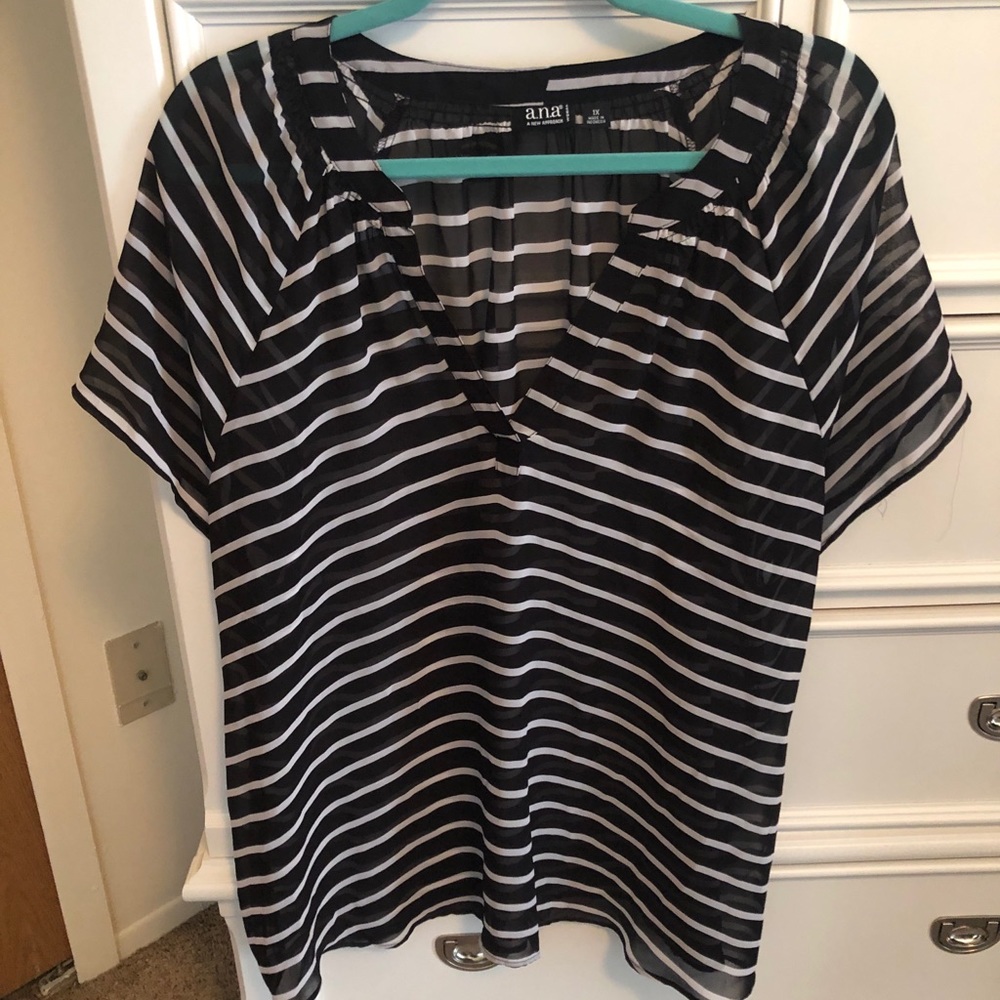 Black🖤 white🤍 stripe top size 1x